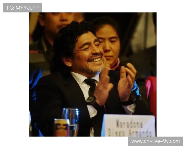 传奇球王迭戈·马拉多纳的辉煌与争议：从足球场到人生巅峰的跌宕起伏